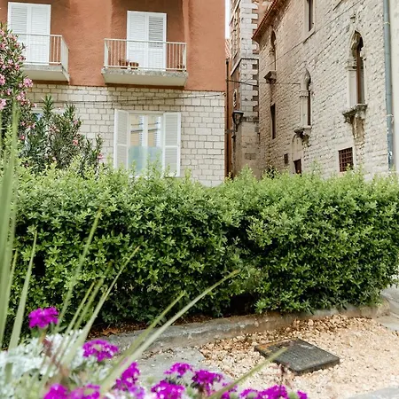 Luxury 4 Star In The Old Town * زادار