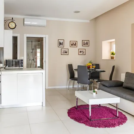 Luxury 4 Star In The Old Town * زادار