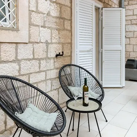 Luxury 4 Star In The Old Town شقة زادار