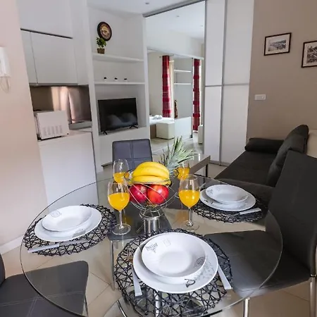 Luxury 4 Star In The Old Town Apartmán *