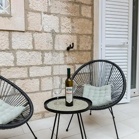 Luxury 4 Star In The Old Town شقة زادار