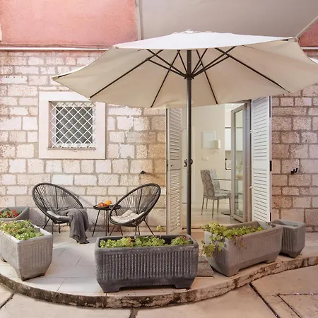 Luxury 4 Star In The Old Town شقة زادار
